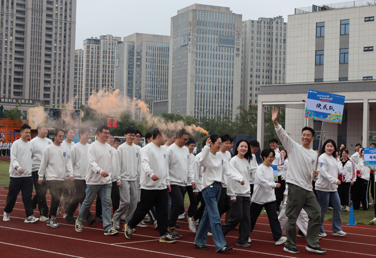 8、快乐队1.jpg
